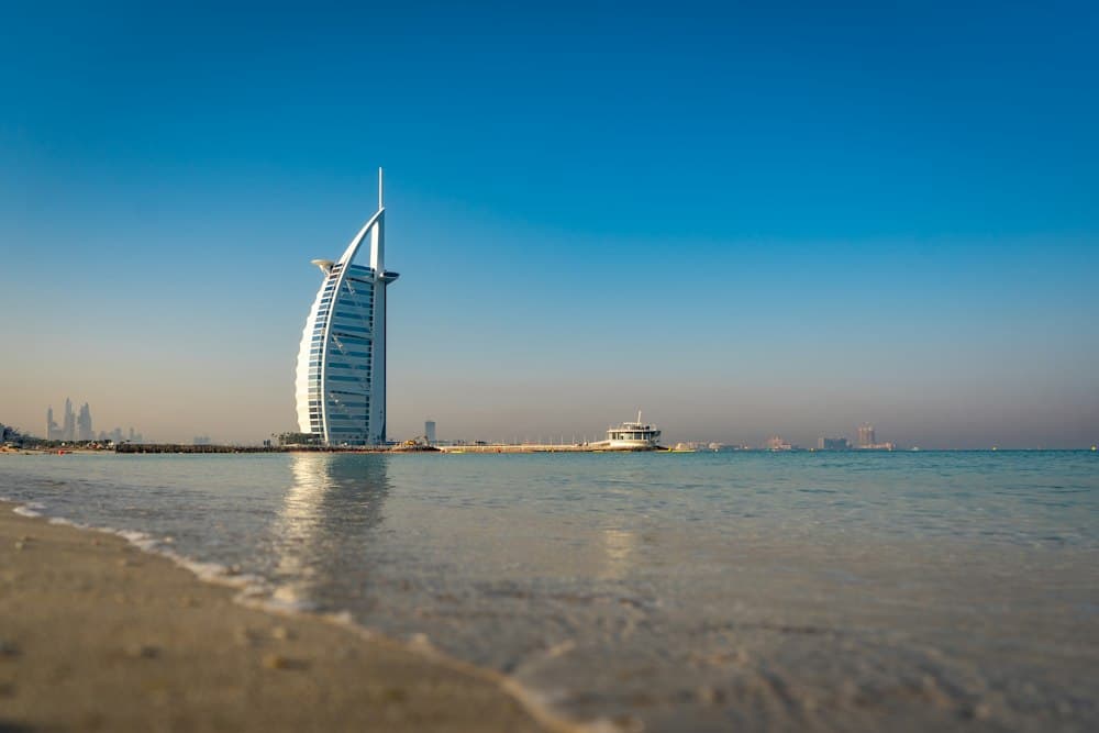 A Burj Al Arab szálloda a dubaji tengerpartról nézve