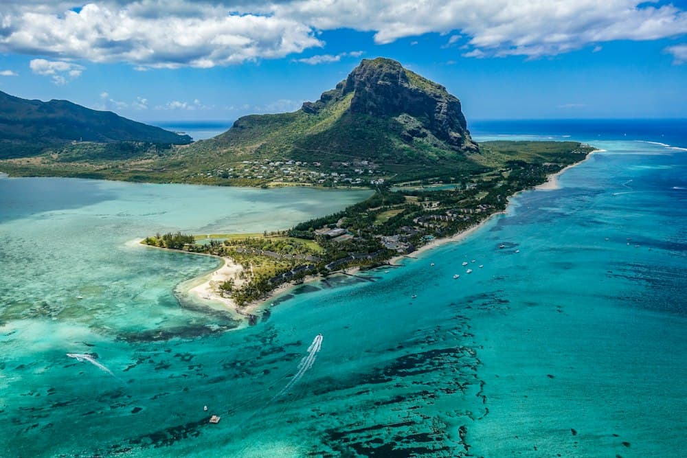 A Le Morne-hegy és a korallzátonyos lagúna Mauritiuson, légifotó