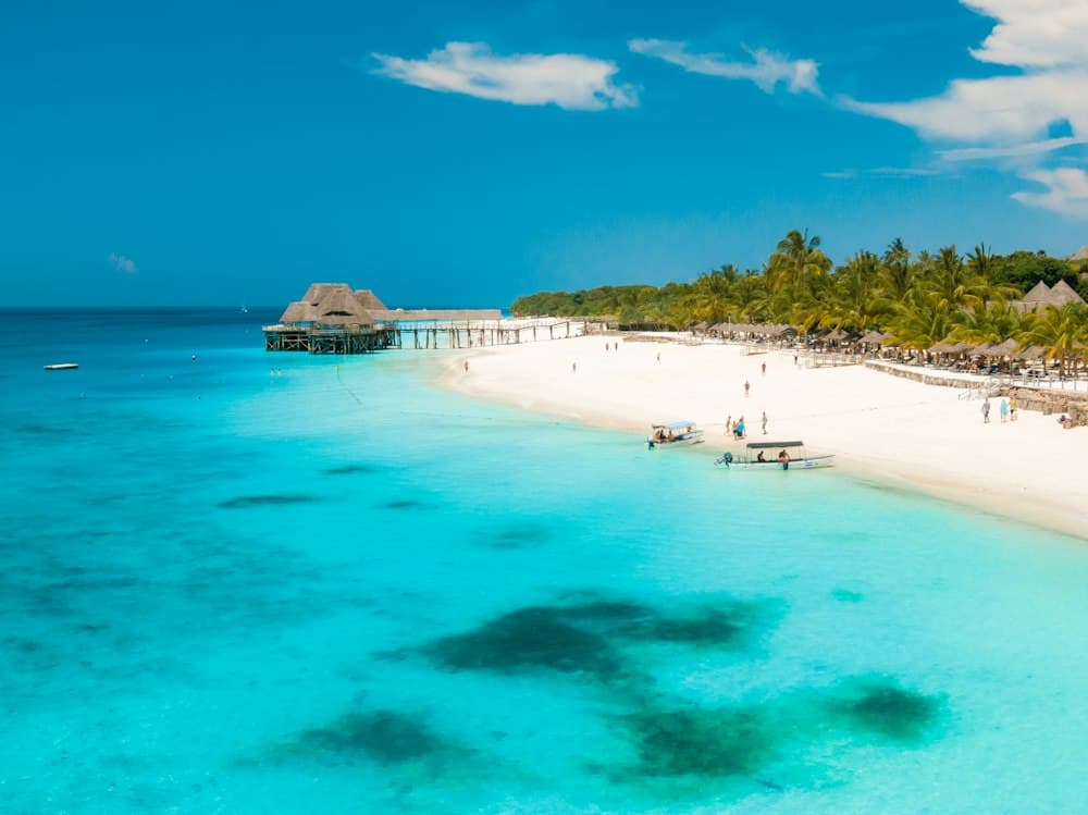 Fehér homokos part és türkiz tenger Zanzibáron, légifotó